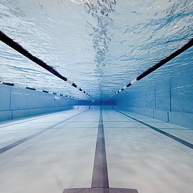 Sportpark Rabenberg: Schwimmbecken Unterwasseransicht Das Bild zeigt eine Unterwasseransicht eines Schwimmbeckens. Die Perspektive ist so gewählt, dass man durch das Wasser in Richtung des Beckenendes blickt.