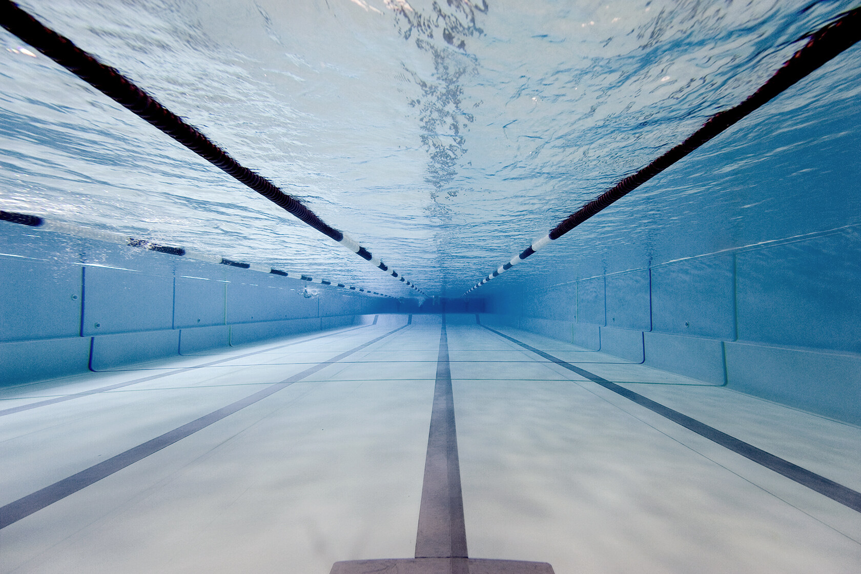 Sportpark Rabenberg: Schwimmbecken Unterwasseransicht Das Bild zeigt eine Unterwasseransicht eines Schwimmbeckens. Die Perspektive ist so gewählt, dass man durch das Wasser in Richtung des Beckenendes blickt.