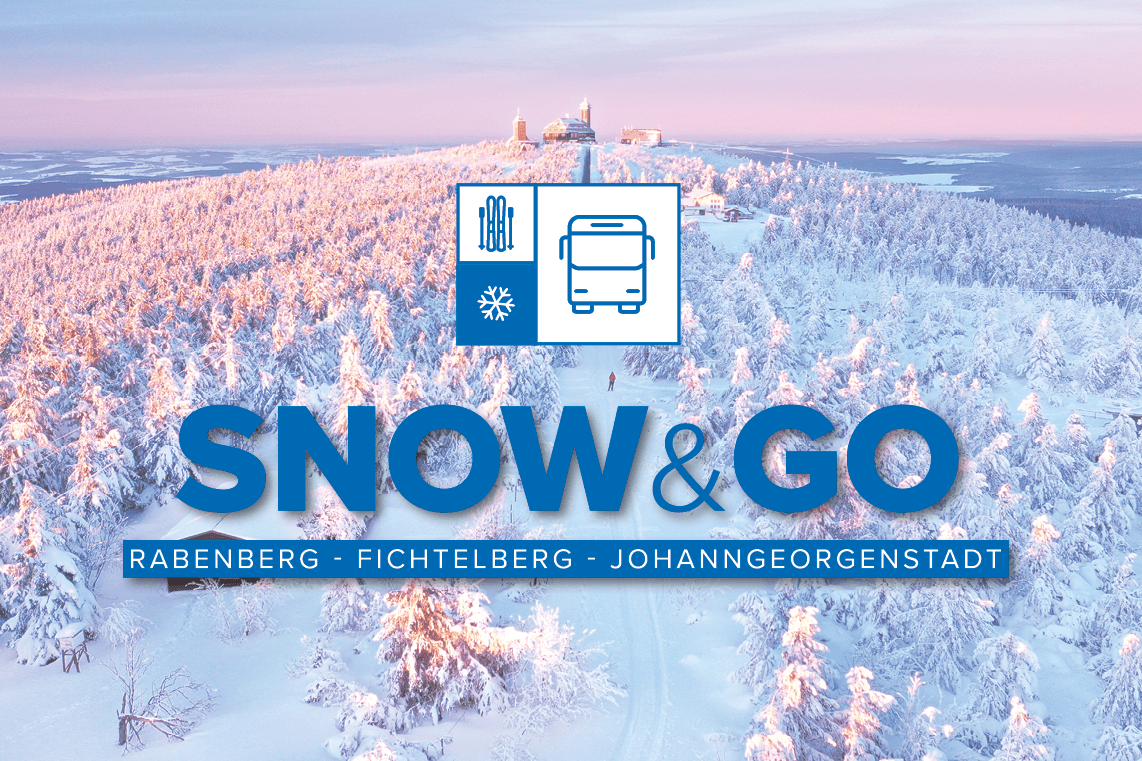 Sportpark Rabenberg: Snow and Go Das Bild zeigt eine Winterlandschaft. Im Vordergrund sind schneebedeckte Bäume zu sehen. Im Hintergrund erstreckt sich eine Bergkette, ebenfalls mit Schnee bedeckt. Am oberen Ende der Bergkette befinden sich Gebäude, die vermutlich ein Aussichtsturm oder eine Bergstation sind. Der Himmel ist in sanften Rosa- und Blautönen gefärbt, was auf einen Sonnenauf- oder -untergang hindeutet. Über der Berglandschaft befindet sich ein blaues Logo mit weißer Schrift, das "SNOW & GO" lautet. Unterhalb des Logos stehen die Orte "RABENBERG - FICHTELBERG - JOHANNGEORGENSTADT". Oberhalb des Textes befindet sich ein weiteres Logo. Es zeigt Skier, eine Schneeflocke und einen Bus. Das Bild vermittelt den Eindruck von einer winterlichen Bergregion, die zum Skifahren und anderen Winteraktivitäten einlädt.